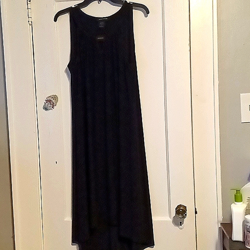 Black sleeveless cocktail dress free of design, slope back, free of zippers,
